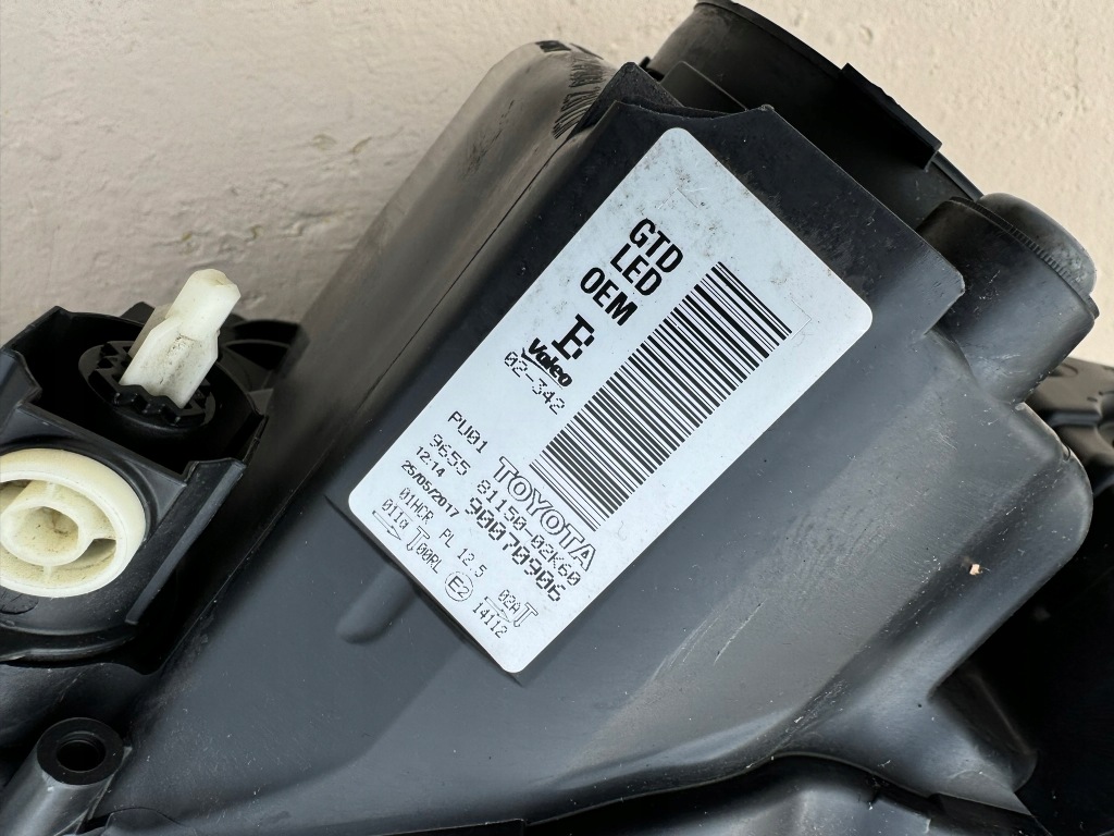 Toyota auris 2 2 рестайлинг  15-18r фара левая левый перед full led 81150-02k60 в Украине