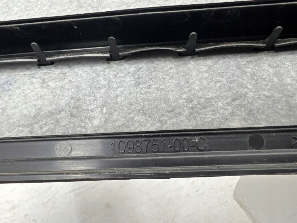 фото №8, Tesla model 3 2023 решётка вентиляционная pod бампером задним