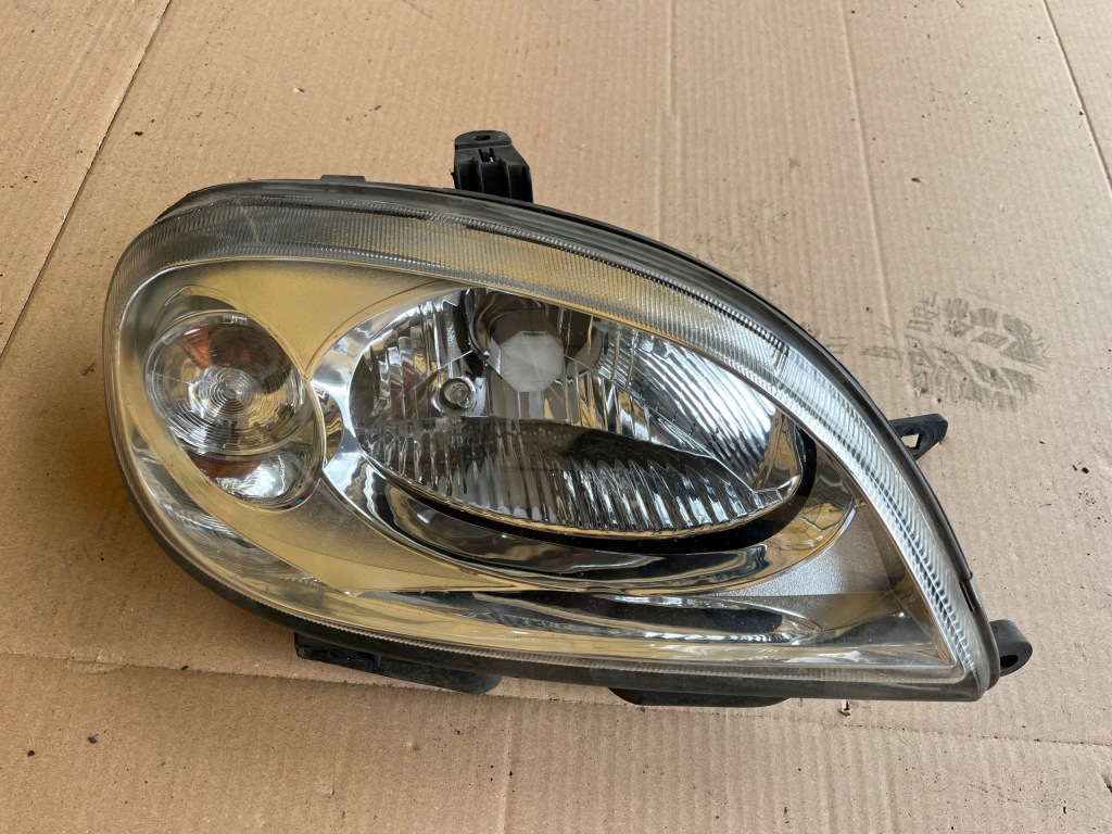 Купити Права передня лампа citroen saxo 2001-2004 рестайлінг  3 двері