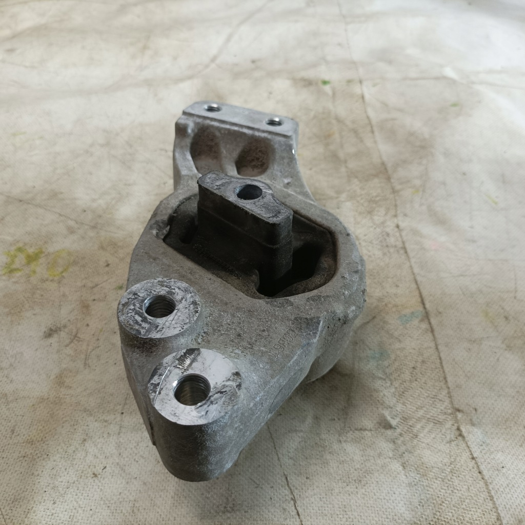 Mercedes w163 98-łapa подушка правый 46535 1-3 usa Цена