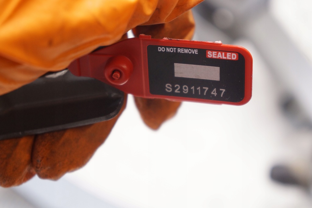 фото №5, Volvo s60 iii петля кришки задня багажника кришки 714-19 31479427 31479426 kpl