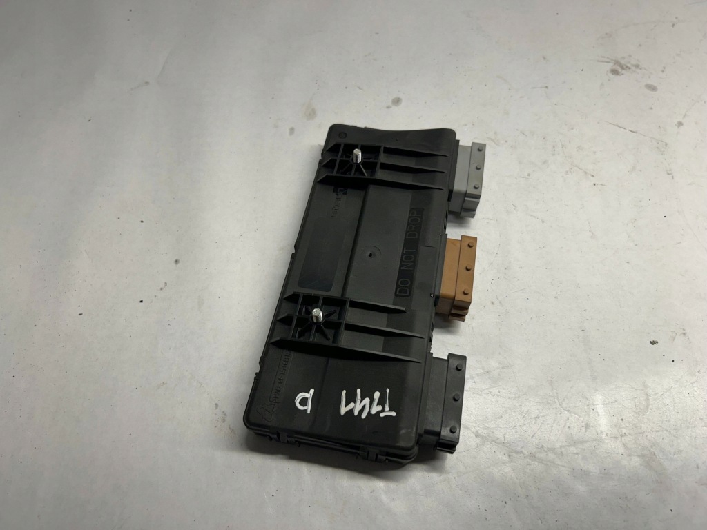 Tesla model x модуль сиденье 106811600b 2017 Цена