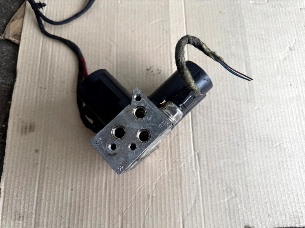 Купити Mercedes cl w216 w221 блок клапанів підвіска abc a2213200358