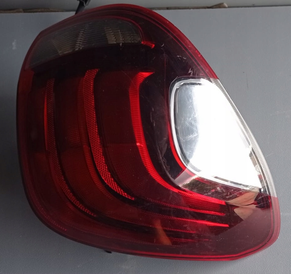 Купити Peugeot 108 фара ліва задній європа