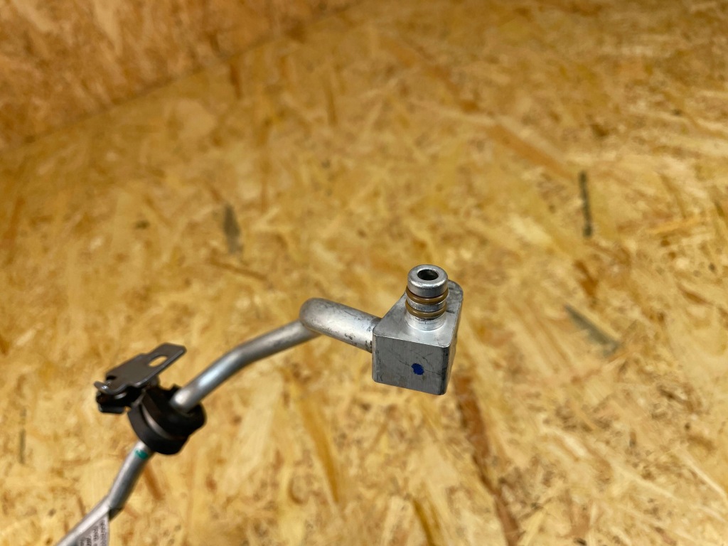 Патрубок трубка шланг кондиціонера jeep renegade 1.3 гібрид 00521137540 в Україні