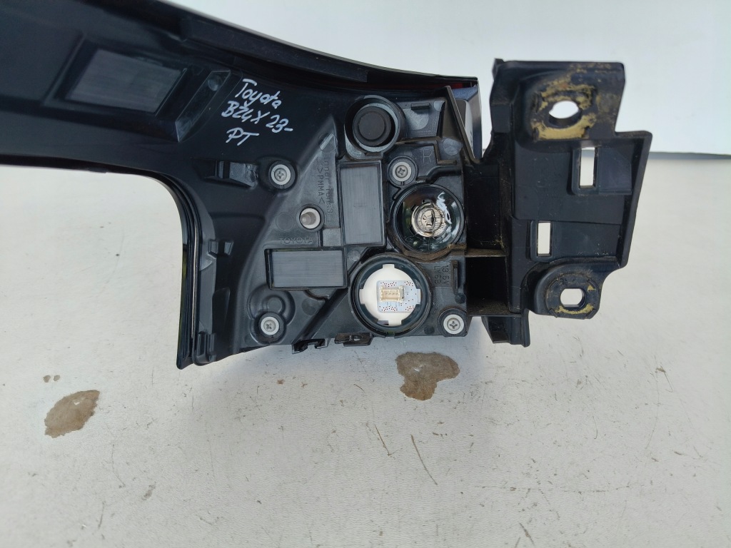 фото №4, Лампа правая задняя toyota bz4x 23- led