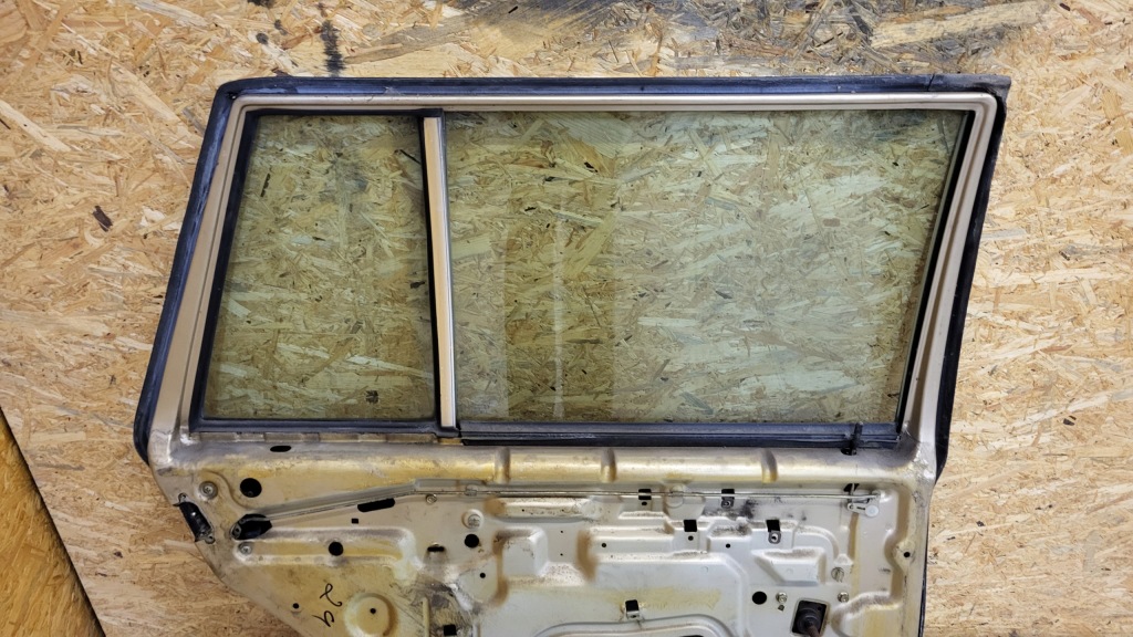 Дверь левое  задняя mercedes w123 универсал Оригинал