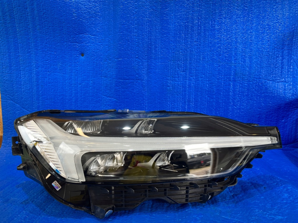 Купить Volvo xc60 2 рестайлинг  фара правый  перед full led 32404710 европа