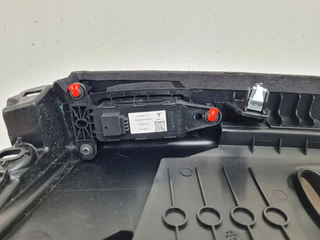 2018 tesla model x защита стойка b верхний 105896949c Недорого