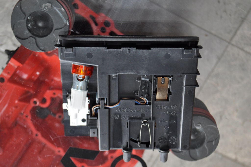 фото №1, Audi tt 8n пепельница 8n0857951