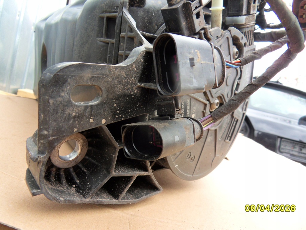 Бак adblue насос джгут vw caddy v 2k7 5r3131877c 5r3941329c комплект Оригінал