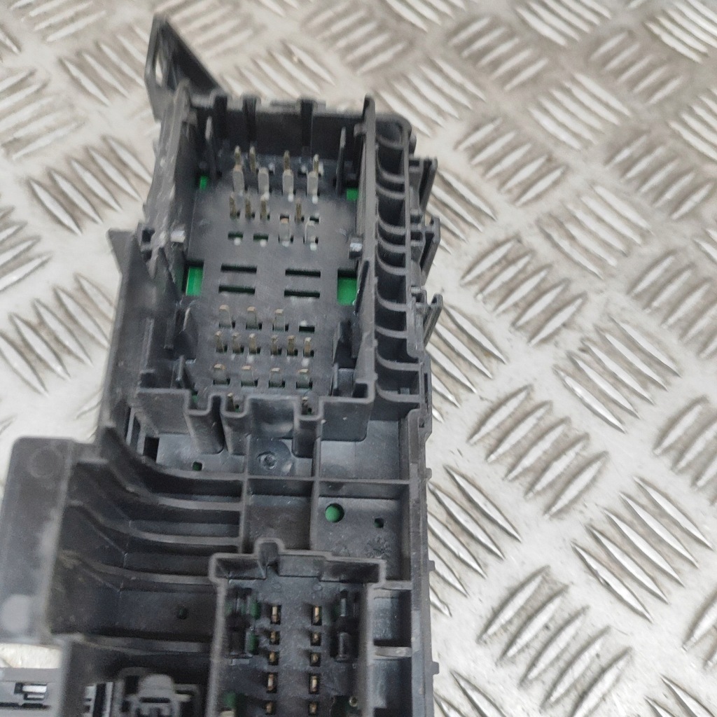 Tesla model x 2018 рамка / модуль запобіжників в Україні