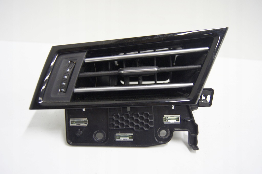 фото №11, Решітка обдув годинник passat b8 kombi