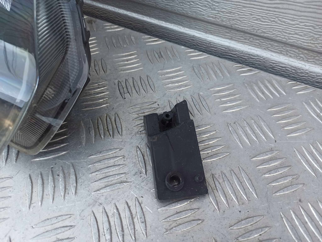 фото №6, Dacia spring лампа правая фара перед europa 266008993r