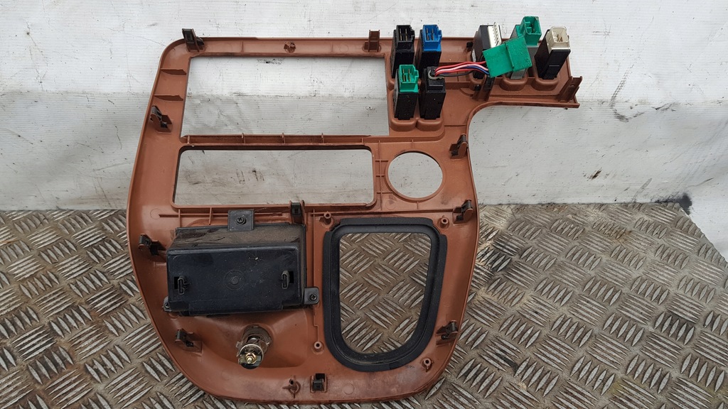 фото №6, Kia carnival 99- рамка панель корпус пепельница