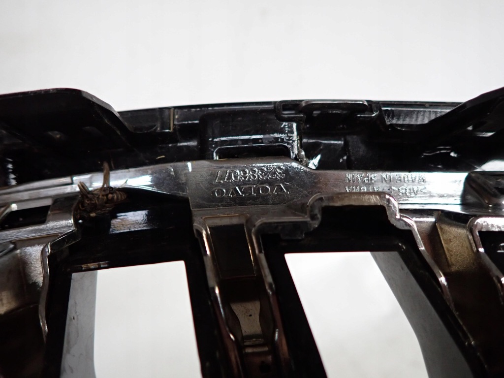 Купити Volvo xc60 2 2 рестайлінг  21- решітка радіатора решітка  радіатора 32291019