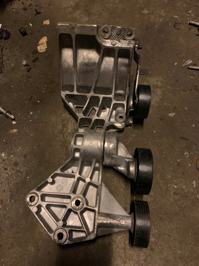 фото №1, Mercedes a klasa w169 бензин натяжитель ремень кронштейн генератора оригинальный