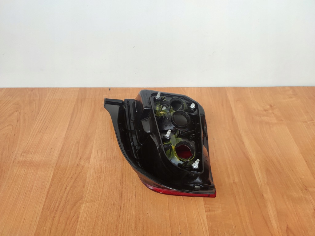 фото №2, Mitsubishi colt v 95-99 rok правая лампа задняя задняя