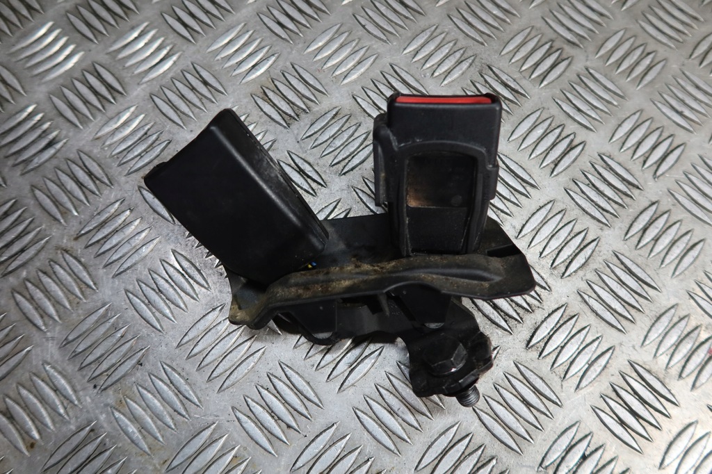 фото №1, Защёлки ремней задняя audi a4 b8 8k0857797