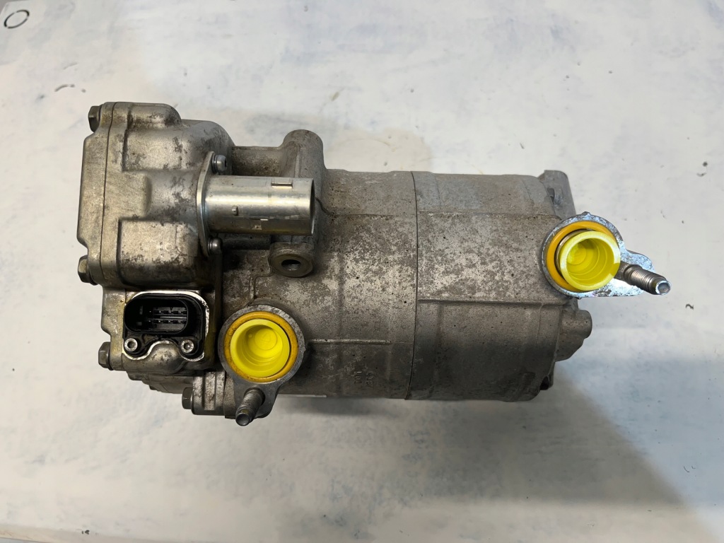 фото №5, Volvo v90 t8 hybrid компрессор кондиционера 32260523 xc60 xc90 v60