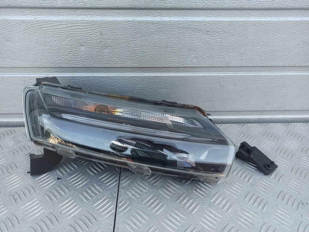 фото №1, Dacia spring лампа правая фара перед europa 266008993r