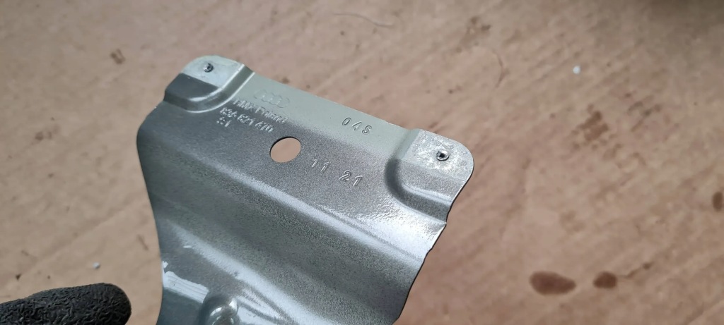 Купить Q3 83a крепеж кронштейн крыла правое  правый  перед lx7g 83a821470