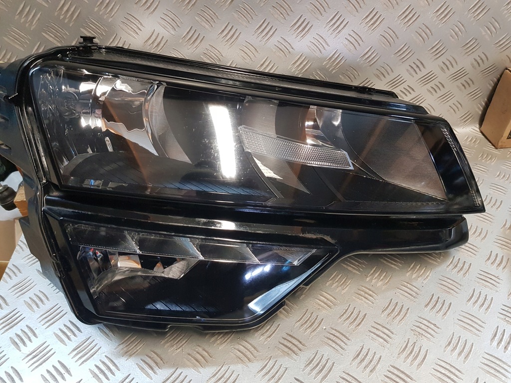 фото №1, Лампа правая правый перед передняя skoda karoq r 57b