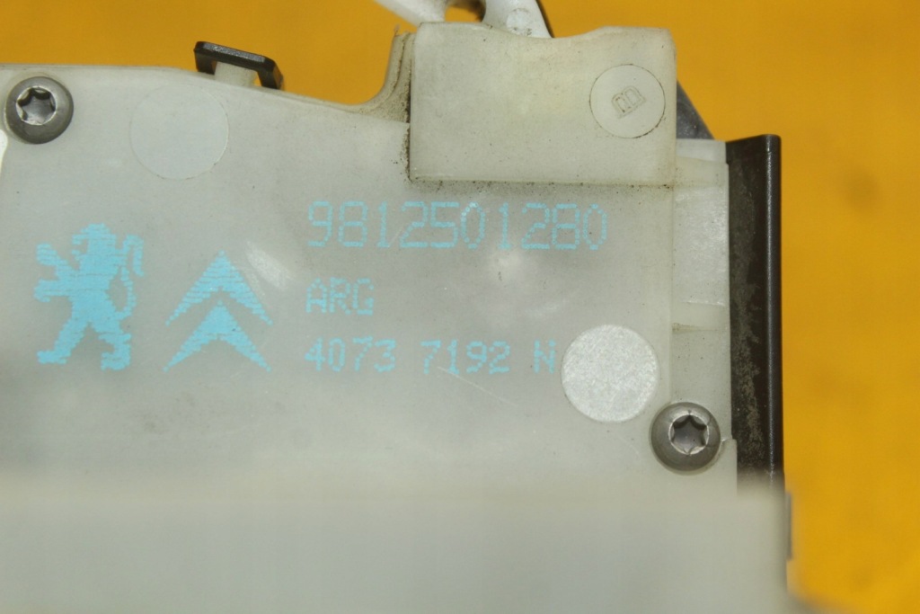 Замок дверь левый задний  peugeot 208 2008 9812501280 Цена