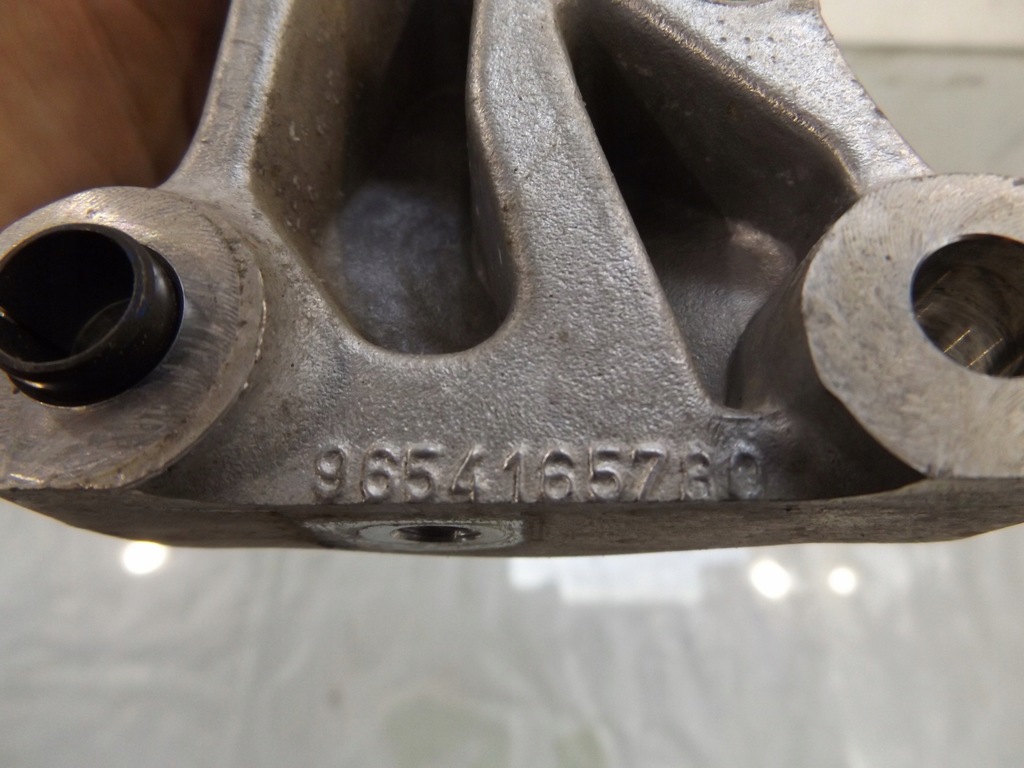 фото №4, C3 picasso 1,4vti кронштейн двигателя 9654165780