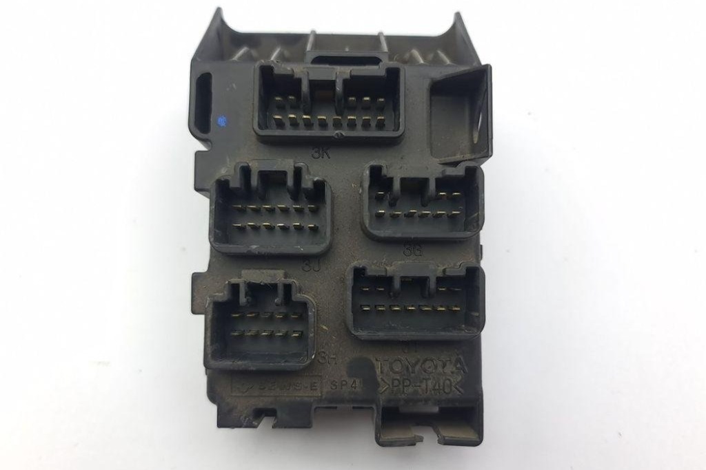 Купити Коробка запобіжників toyota corolla verso zer_, zze12_, r1_ 8273405030