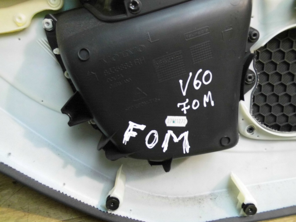 Volvo v60 10-17 обшивка правый задняя кожа Оригинал