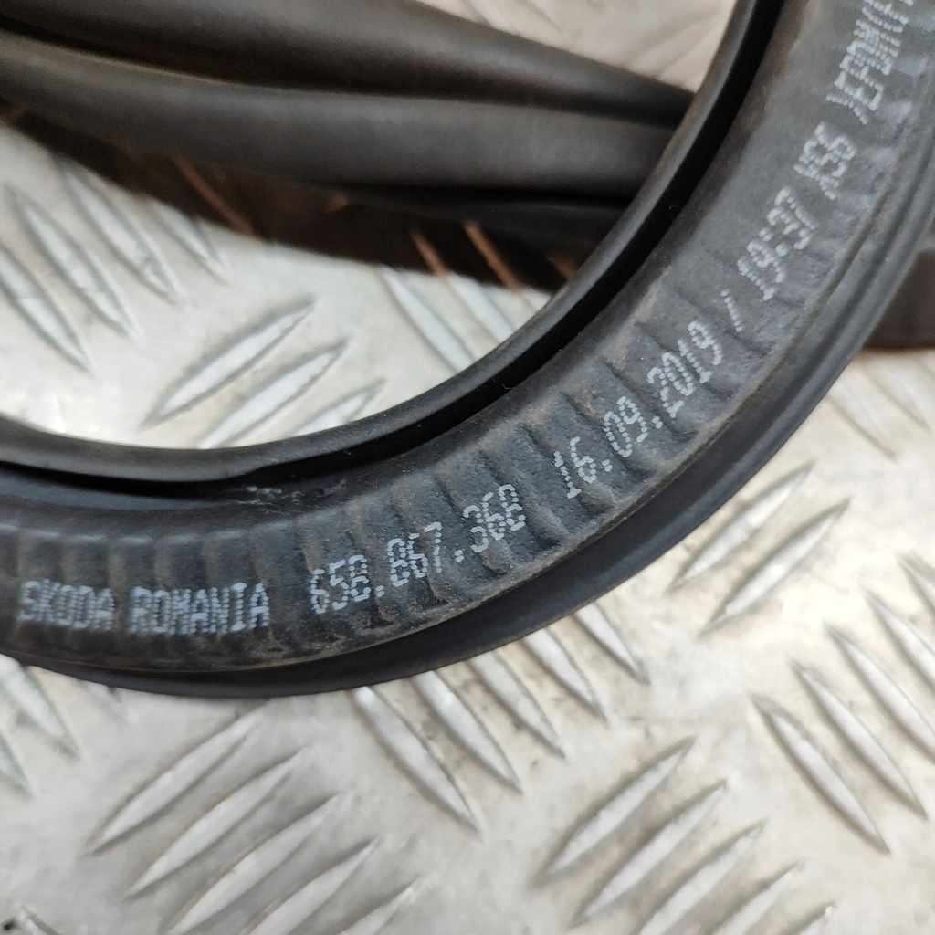 фото №6, Skoda kamiq 2019 права сторона гумовий прокладка двері задніх