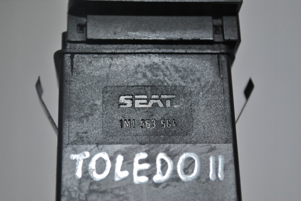 фото №7, Выключатель подогрев сиденье seat toledo ii 1m1963564