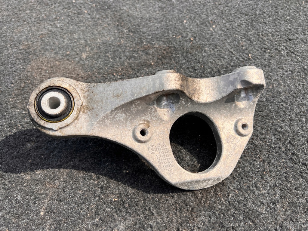 фото №1, Volvo v90 ii кронштейн двигателя 31401993