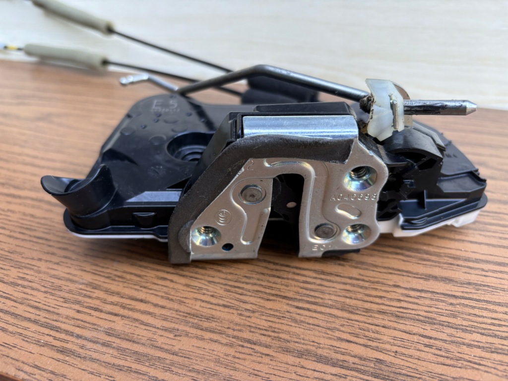 Замок дверь правый  перед toyota prius plus 4pin 6903053120 50520112 с Разборки