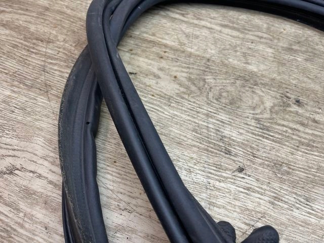 фото №4, Volvo xc70 ii прокладка крышки багажника