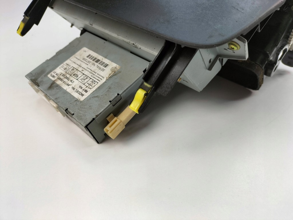 фото №5, Консоль средняя радио toyota avensis 8611005020