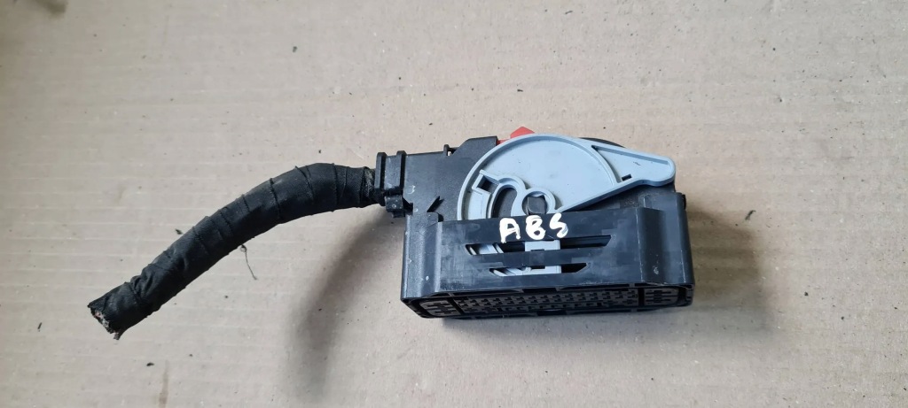 фото №1, S3 8v sedan a3 штекер колодка насоса тормозной pod радар 5q0973374