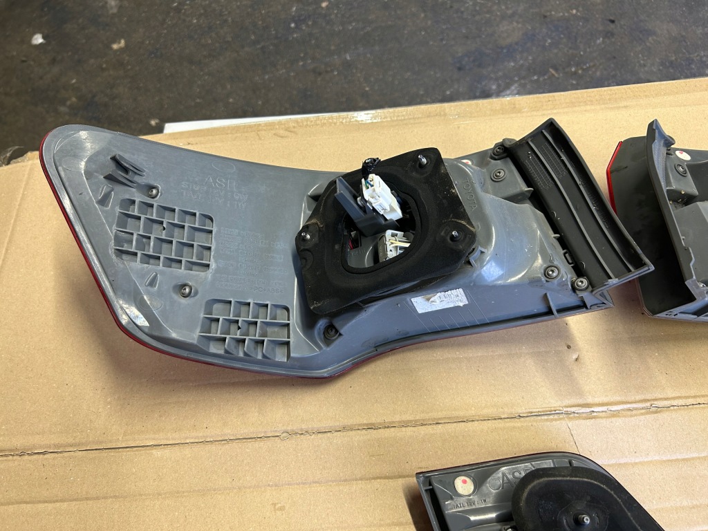 Купить Toyota avensis t27 рестайлинг  седан фара фонари задние led комплект европа