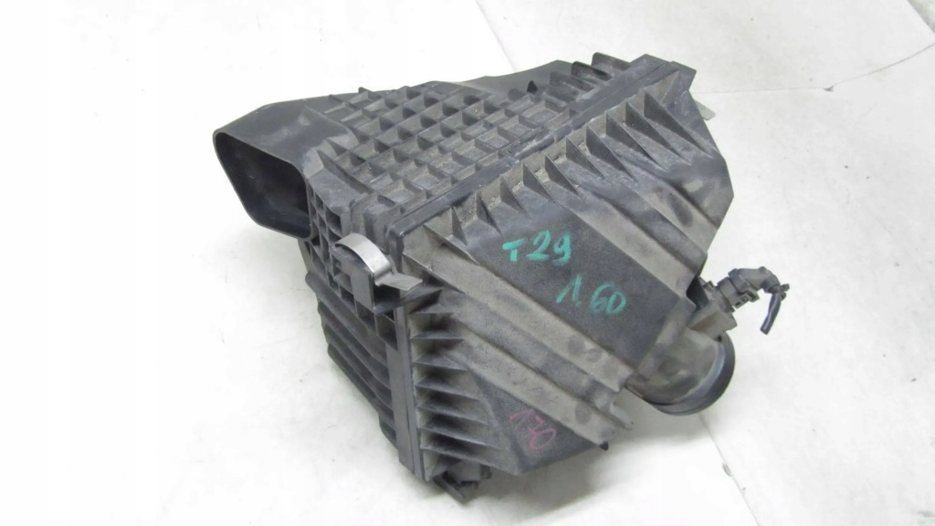 фото №1, Toyota avensis t29 1.6 корпус фильтра воздуха 16-