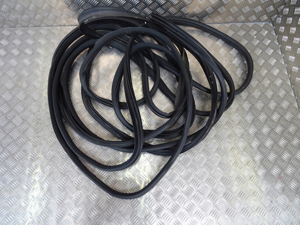 фото №1, Mercedes c w205 прокладка дверь левая перед