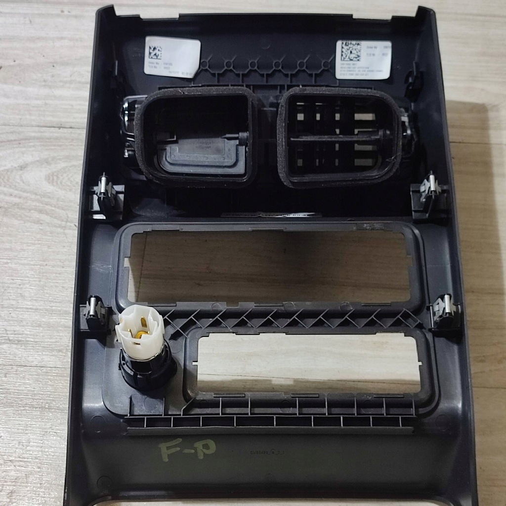 Решітка обдув консолі центральної jaguar f-pace в Україні