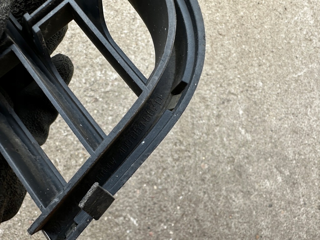 фото №10, Решітка бампера перед 4d0853667d audi a8 d2