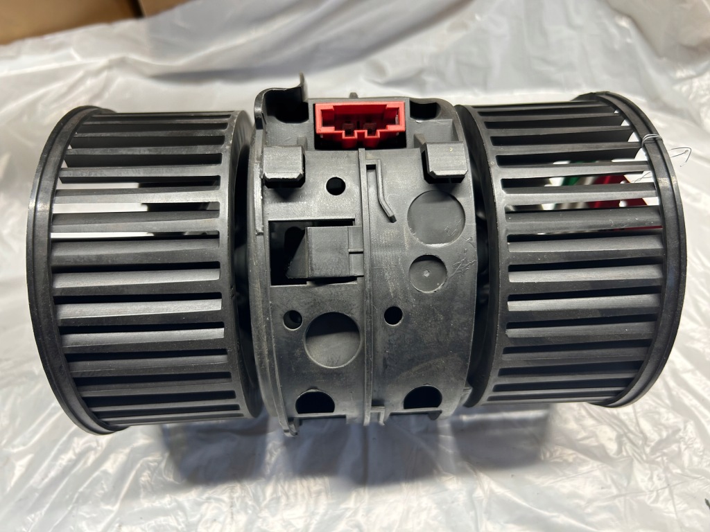 Купити Вентилятор обдув повітродувка renault megane iii оригінальний номер 272104937r t1001277n