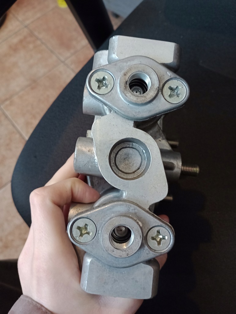 Клапан тормозной главный iveco zeta duplex dx31 в Украине