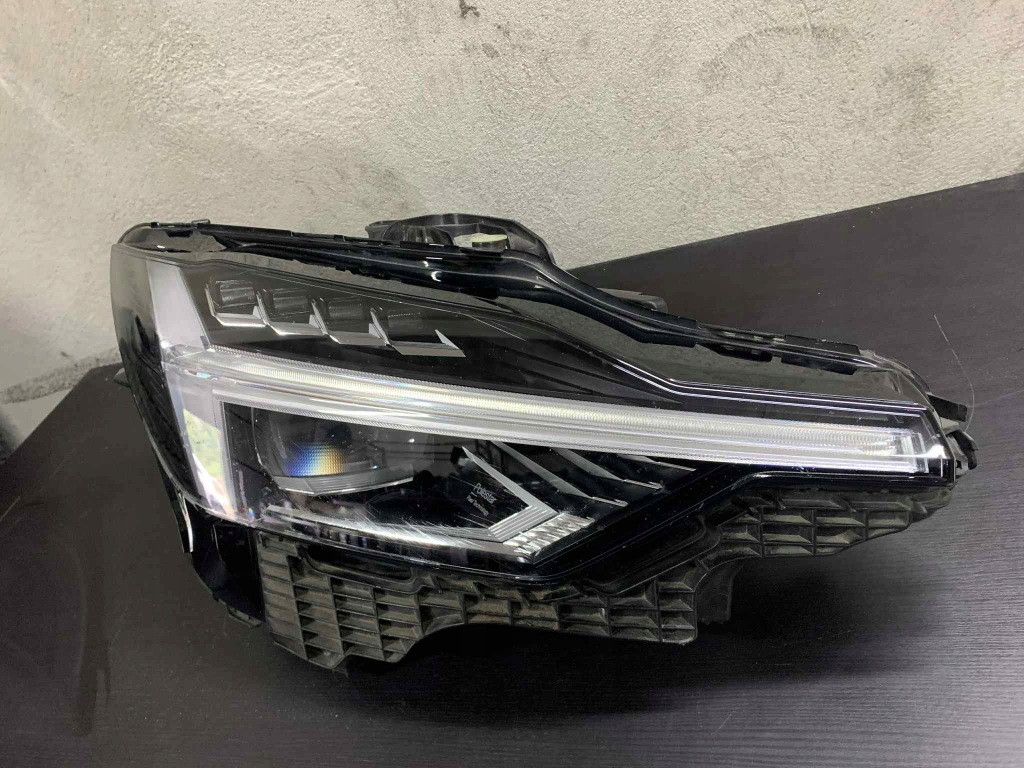 Купити Polestar 2 лампа права pixel led 31698071 t141000021114