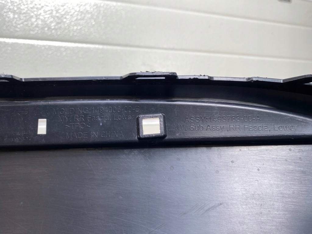 Tesla model y спойлер молдинг накладка диффузор бампера задний  2020 1493763-00- в Украине