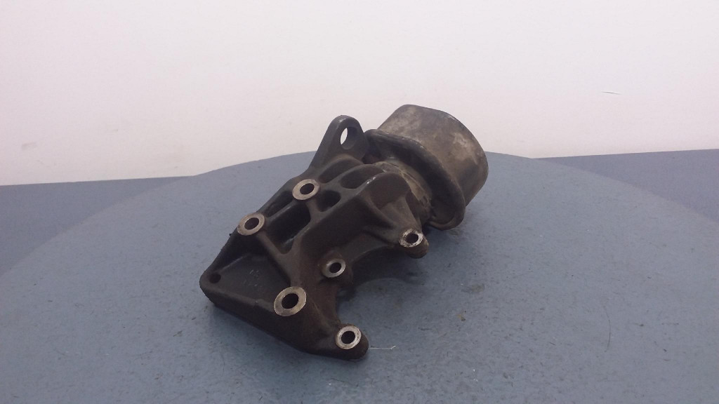 фото №4, Vw transporter t4 2.4d подушка кронштейн двигуна 074198207b