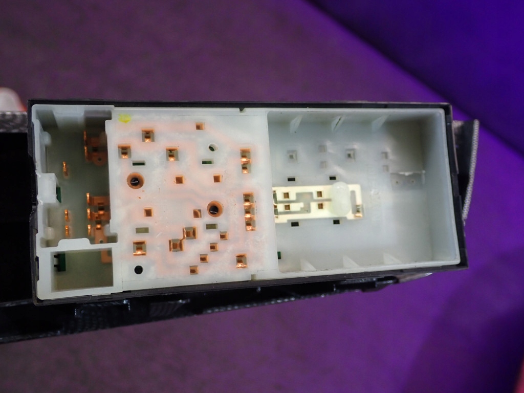 фото №7, Nissan tiida i hb 5d перемикач вікон блокування правий перед 80960em31a 8 pin