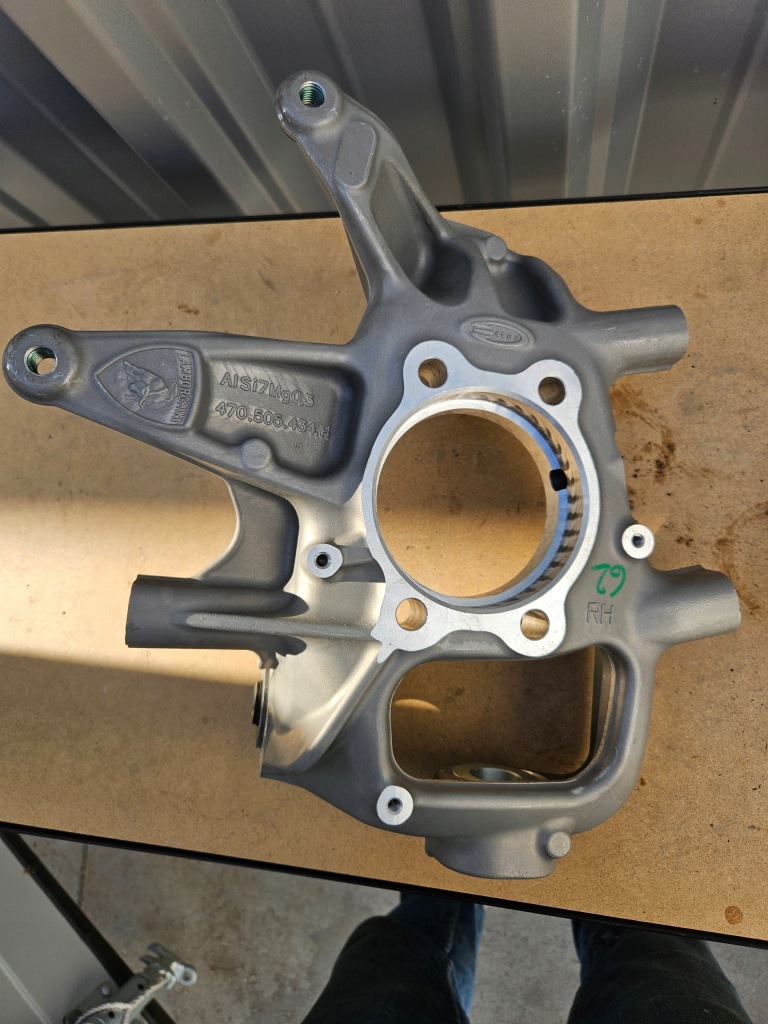 фото №1, Поворотный кулак правый перед lamborghini aventador 470505434h